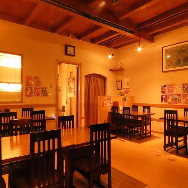 店内は広々として落ち着いた雰囲気です！明るく開放感のある空間は、ご友人やご家族とのランチにぴったり。リラックスしてお食事を楽しむことができ、心地よい時間を過ごせます！個室タイプのお席もあるので、お祝いの席などのプライベートなお集まりにも最適な空間です♪お気軽にご利用ください！