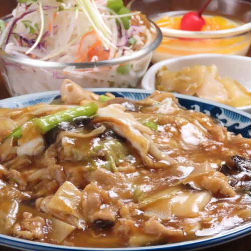 【ボリューム満点◎】五目あんかけ焼きそば・サラダ・ザーサイ・杏仁豆腐付き　Aセット 1580円(税込)
