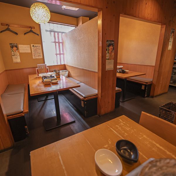 【大人数OK♪10名掛けテーブル】各種宴会、大人数の飲み会などにぴったりな１０人掛けテーブルは２卓ご用意しております。当店はJR大阪環状線寺田町駅より徒歩2分の好立地にございますので、遠方からの友人や仲間との集まりなどにも使い勝手が良いです。お祝い事や誕生日会などにもぜひどうぞ。幅広くご活用ください。