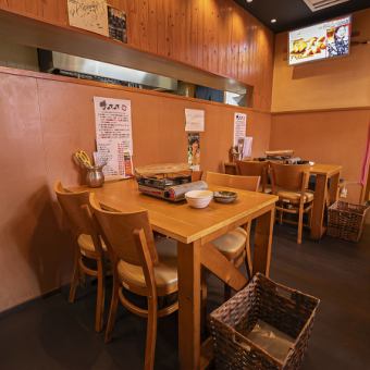 4人掛けテーブルはファミリーでご利用するのにぴったりなスペースです。大人から子供まで楽しむことができます。