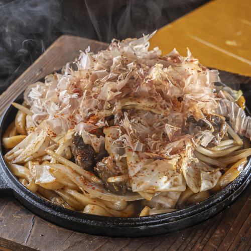 【当店自慢の逸品◎】鉄板ホルモン焼うどん
