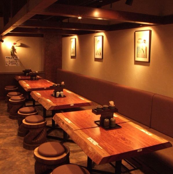 Table seats are also available! You can enjoy your meal while feeling the liveliness of the restaurant.