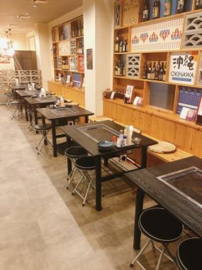 There are 6 hotplates in total! We can accommodate up to 25 people.