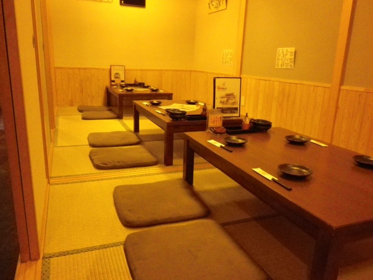 間のふすまを外せば最大22名の宴会が可能。畳で宴会を。