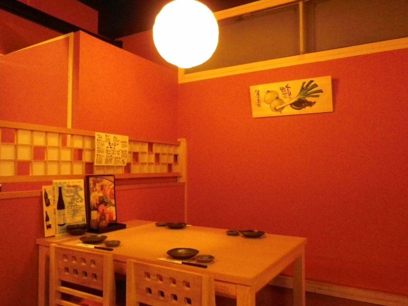 店内は和で統一されており、壁掛けされている看板は味がある。やわらかな光が優しく、心地よい空間。