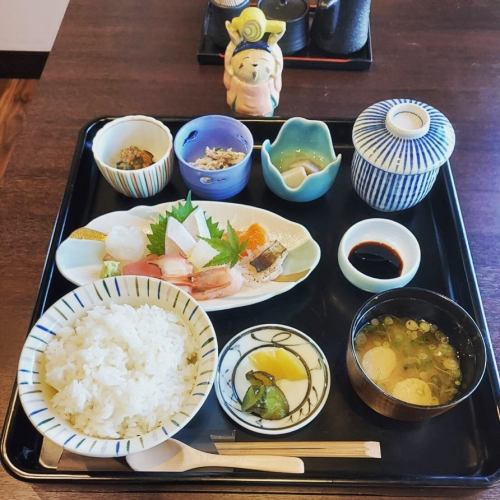 You can enjoy authentic Japanese cuisine at lunchtime.