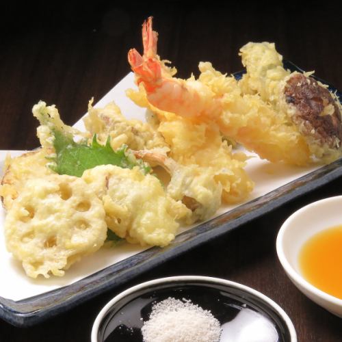 Please enjoy the kaiseki cuisine with the polite work of the craftsmen on one plate.