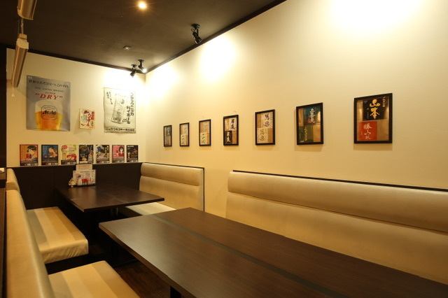 【ゆったりソファー席♪】広々としたソファー席は最大14名様までご利用いただけます！間仕切りをすれば半個室としてもご利用できます。用途に合わせてお選びください。