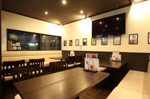 <p>【少人数から団体様まで！】2～4名様用のテーブルが4卓ございます！お友達同士の飲み会や会社の宴会など、団体様でも最大16名様までご利用いただけます！</p>