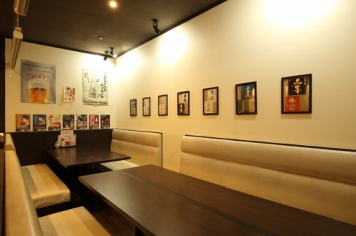 ソファー席は6名席と8名席の2席ございます。間仕切りをすることで半個室にすることも可能です。用途に合わせて1グループ最大14名までご利用が可能です。