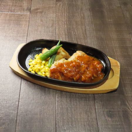 チキンステーキガリとまソースがけ