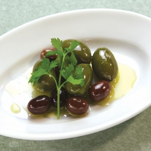 Assorted green and black olives