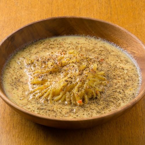 カルボナーラスパゲッティ黒コショウ、たっぷりのスープ仕立て