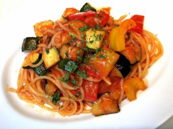 Spaghetti with colorful vegetables and tomato sauce