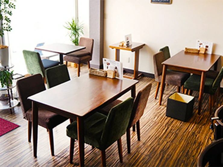 店内は木を多く使い温かみのある雰囲気で落ち着いてお食事を楽しめる空間となっております。テーブル席の他、小上がりもございます。