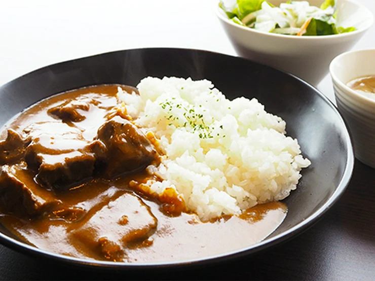 こだわり抜いた「村上牛」をふんだんに使用した多彩なメニュー、そして相性の良いスイーツに豊富なアルコールをご提供いたします。ランチから特別なディナーまで幅広いシーンでお使いいただけます。