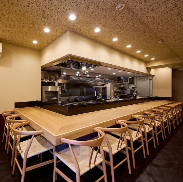 カウンターのみの店内は、カジュアルな雰囲気で様々なシーンでご利用いただけます◎程よい距離感が心地よく、肩ひじ張らずに旬の味と地酒をじっくり愉しめます♪大人からご家族までゆったりと過ごせる、隠れ家のようなひとときをどうぞ