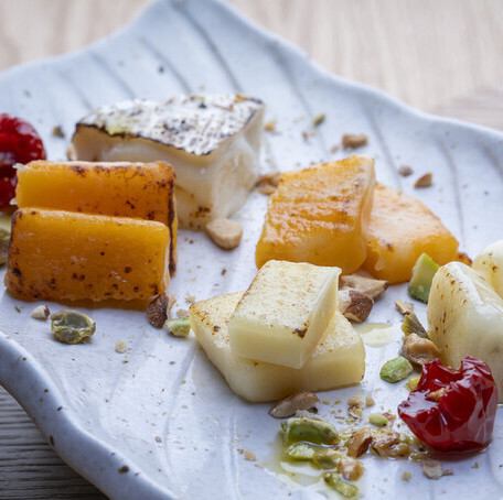 燻製チーズの炙り5種盛り