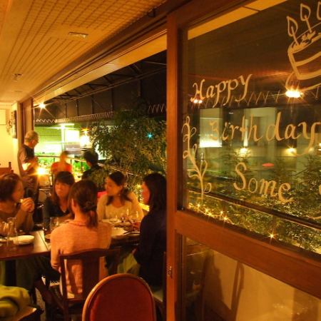 【2 people ~】 It is a refreshing terrace seat surrounded by greenery.It is lighted up at night and you can enjoy a different atmosphere.Please enjoy your meal slowly with a spacious table seat.