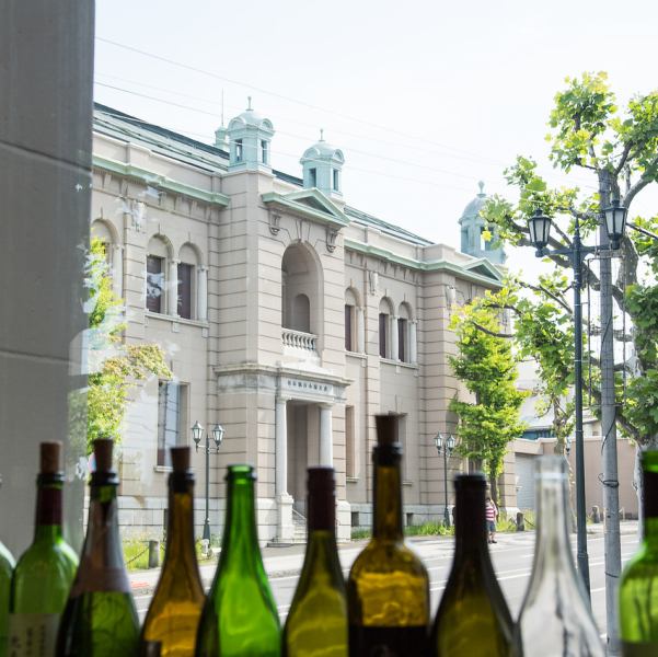 【デートや記念日にも最適】旧日銀・小樽支店が望める窓際のお席もございますので、風景や伝統建築の店内の雰囲気を楽しみながらご堪能ください。 