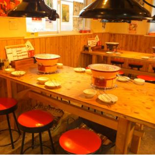 A table seat full of Showa retro atmosphere! It is possible to use up to 18 people, the party is also ◎