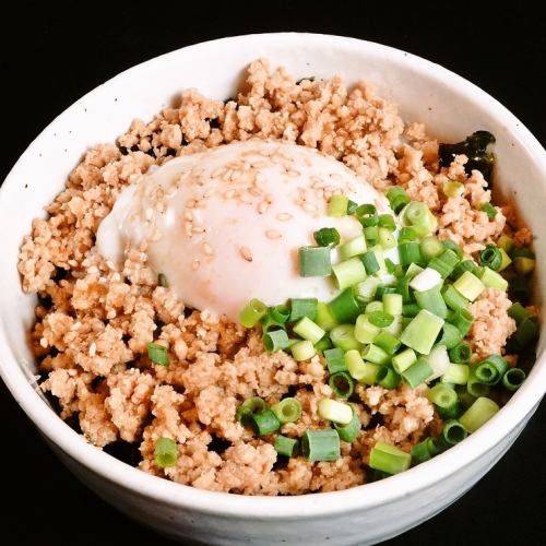 Warm chicken minced rice bowl