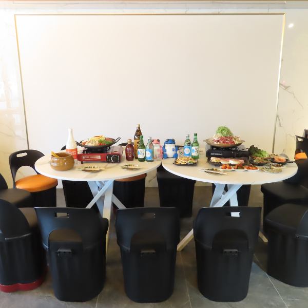 宴会や飲み会に最適なテーブル席をご用意しております。ご家族やご友人同士でお楽しみください。また、大人数でのご来店も可能です。ぜひ一度お問い合わせください。