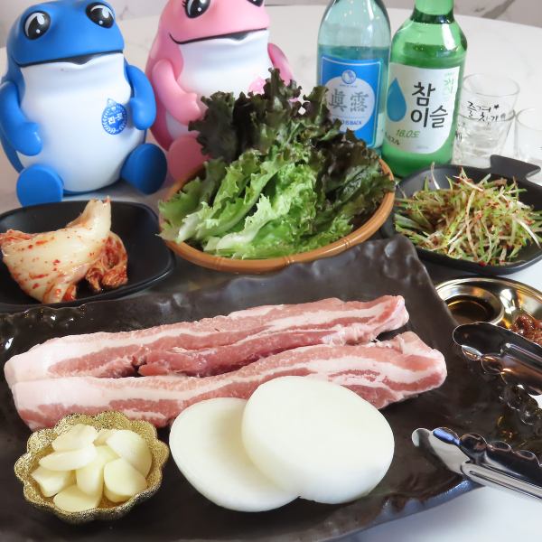韓国料理といえば◆サムギョプサルセット◆香ばしく焼いた豚バラを、たっぷり野菜で包んでヘルシーに！