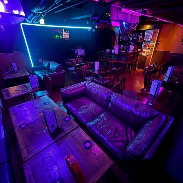 生演奏のカラオケが、1時間2000円(税込)で歌い放題！！朝5時まで営業しているので、仕事帰りや夜遊びの後でも、気軽に立ち寄れて楽しむことができます。生演奏があなたのパフォーマンスを一層引き立ててくれる素敵な夜を過ごしながら、歌の力で心を解放してみませんか？特別な時間を親しい仲間と一緒にぜひご堪能ください！