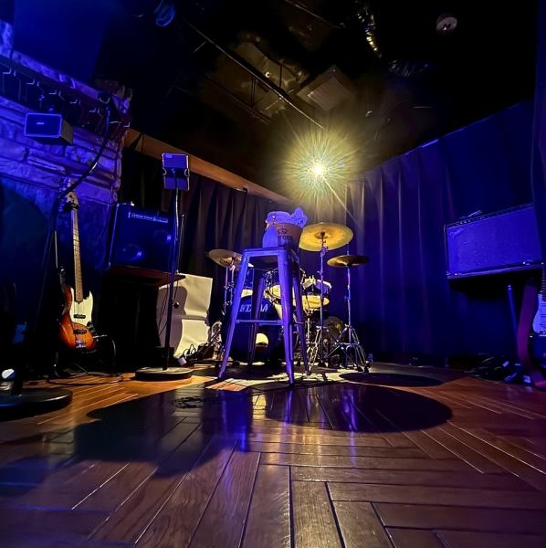 【生演奏をバックに本格カラオケが楽しめるお店】