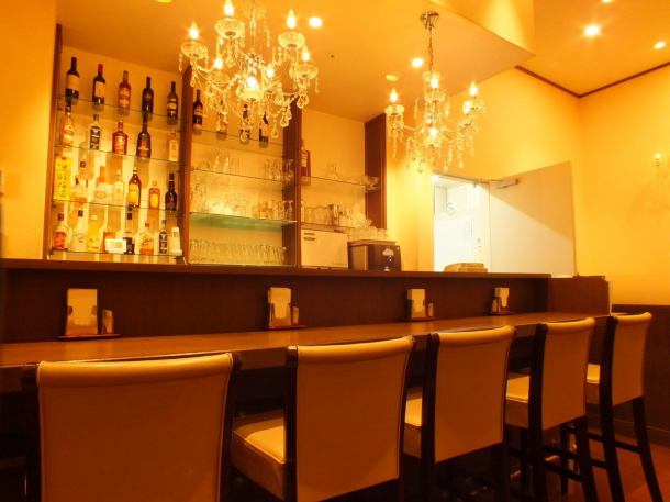 インド料理店には珍しくバーカウンターがあります。インドのお酒もたくさんありますので試して飲んでみるのもいいですよ♪