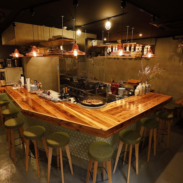 温もりを感じるカウンターは全10席。目の前で料理が仕上がるライブ感を楽しめる特等席です。香ばしい匂いを感じながら、できたてを堪能できるのはカウンターならではの魅力。お一人様のサク飲みからデート、仕事帰りの気軽な一杯にもおすすめ。ネオ大衆酒場ならではのおしゃれな雰囲気と居心地の良さで、初めての方も安心♪