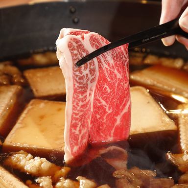 【黒毛和牛の極上肉豆腐】旨みたっぷりの黒毛和牛がとろける。出汁が染み込み絶品の一品。