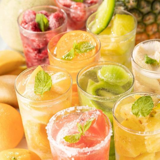 【彩り豊かな果実サワー】新鮮フルーツを贅沢に使用！爽やかで飲みやすい人気ドリンク。