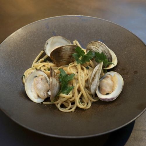 Today's shellfish, vongole bianco, linguine