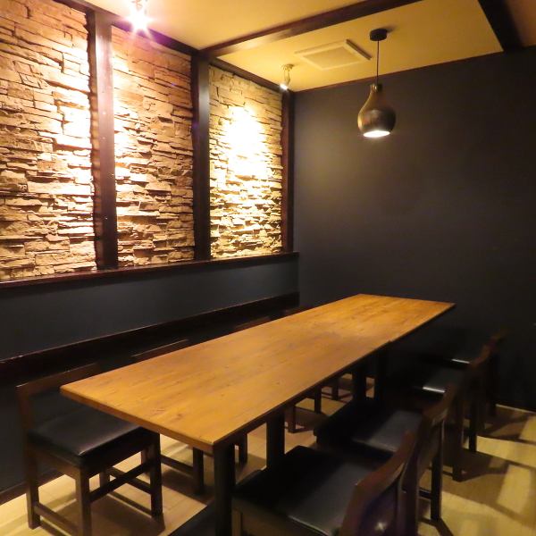 We also welcome solo diners. We have counter seats that are perfect for a drink after work, as well as table seats that are recommended for gathering with friends or small drinking parties.