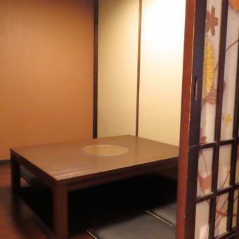 A private room with a sunken kotatsu table that can accommodate from two people.The space allows you to enjoy yourself without worrying about your surroundings, making it a great place to dine with someone special.