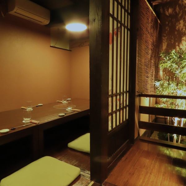 【帶下沉式座位的私人私人房間】在我們設有下沉式座位的私人包廂裡，您可以安心享用美食，無需擔心周圍環境。包廂可容納 2 至 16 人。它推薦用於商務招待、晚宴和成人約會。我們也接受二樓私人使用預訂，詳情請洽本店。