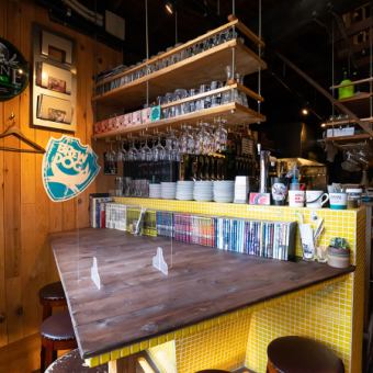 There are 11 seats available at the counter.Please feel free to use it not only as a couple or with friends, but also on your own.We also have manga and magazines, so you can read while enjoying a beer.