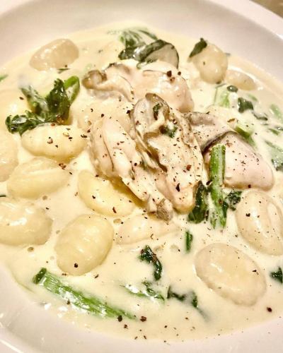 Potato gnocchi
Oysters and spinach in cream sauce

#Kobe#Sannomiya#Alegria#Bistro Alegria#Spanish bar#Italian bar#Kobe gourmet#Kobe dinner#Sannomiya gourmet#Sannomiya dinner#Gnocchi#Fresh pasta#Ajillo#Pizza#Paella#Paella #Nature#Natural wine #0912