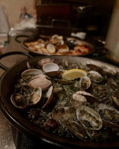 Squid and clams in squid ink paella
Seafood Paella

#Alegria #Bistro Alegria #Spanish bar #Italian bar #Kobe gourmet #Kobe dinner #Sannomiya gourmet #Sannomiya dinner #Accompaniment #Meal with companion #Meal with companion #Paella #Ajillo #Pizza #Fresh pasta #2025 #0108