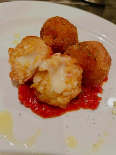 Arancini
Mozzarella rice croquettes

#Kobe
#Sannomiya
#Alegria
#BistroAlegria
#SpanishBar
#ItalianBar
#Kobe Gourmet
#KobeDinner
#Sannomiya Gourmet
#Sannomiya dinner
#Arancini
#Rice croquettes
#Ajillo
#pizza
#Fresh pasta
#paella
#0929