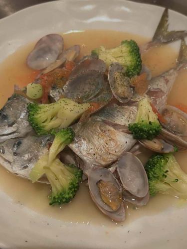 Today, a Hong Kong visitor who is visiting Japan went fishing on the Kanata-go, a boat that I also use, and wanted to eat the fish he caught, so we served it at Alegria😊
It was my first time to catch and bring in fish to cook!
The catch was small horse mackerel and mackerel.
We served horse mackerel and seared mackerel sashimi, horse mackerel and seared mackerel carpaccio, mackerel fritters, and mackerel aquapazza.
He really liked eating raw fish.
People in Hong Kong can eat raw fish too!
I'm glad the customer was happy too.
It was a good experience 😊
Thank you very much🙇♂️
@turibunekanatagou
#Kankata #Fishing lover #I want to connect with people who love fishing #0115