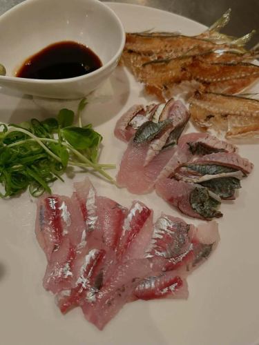 Today, a Hong Kong visitor who is visiting Japan went fishing on the Kanata-go, a boat that I also use, and wanted to eat the fish he caught, so we served it at Alegria😊

It was my first time to catch and bring in fish to cook!
The catch was small horse mackerel and mackerel.

We served horse mackerel and seared mackerel sashimi, horse mackerel and seared mackerel carpaccio, mackerel fritters, and mackerel aquapazza.

He really liked eating raw fish.
People in Hong Kong can eat raw fish too!

I'm glad the customer was happy too.

It was a good experience 😊
Thank you very much🙇‍♂️

@turibunekanatagou

#Kankata #Fishing lover #I want to connect with people who love fishing #0115