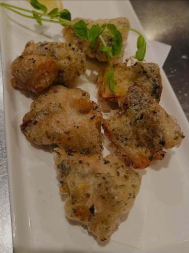 今天，一位來日本旅遊的香港遊客乘坐我常用的“金田號”漁船出海釣魚，他想嚐嚐自己釣到的魚，所以我們就在Alegria餐廳為他準備了😊

這是我第一次捕魚並帶回家烹飪！
捕獲的魚是小竹莢魚和鯖魚。

我們供應了竹莢魚和烤鯖魚刺身、竹莢魚和烤鯖魚薄片、鯖魚油炸餅和鯖魚海鮮湯。

他很喜歡吃生魚片。
香港人也可以吃生魚片！

我也很高興客戶感到滿意。

這是一次很棒的體驗😊
非常感謝🙇‍♂️

@turibunekanatagou

#坎卡塔 #釣魚愛好者 #我想認識同樣熱愛釣魚的人 #0115