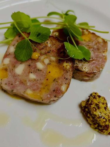 Meatloaf with two kinds of cheese and basil

#KobeDinner #SannomiyaDinner #Meatloaf #SpanishBar #0326