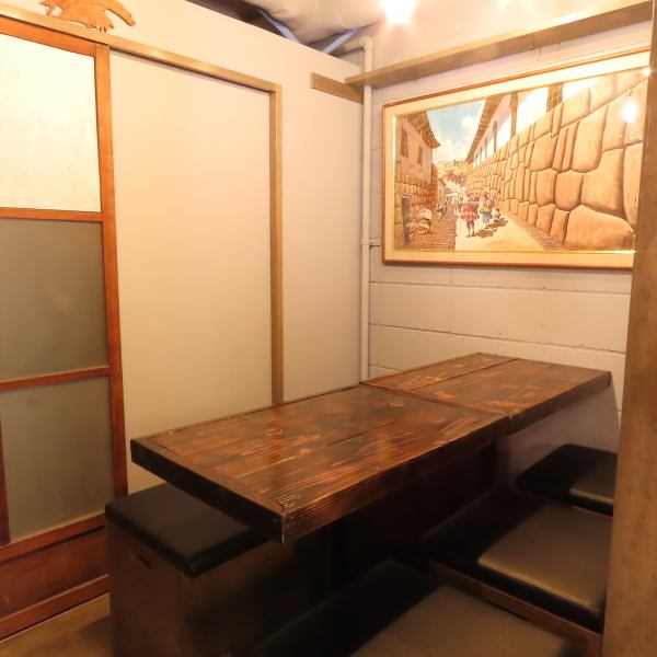 6席の半個室は、程よく仕切られた落ち着きある空間。周囲を気にせず会話と食事を楽しめるため、友人同士の集まりや小規模な宴会にも最適です。団体利用にも対応し、幅広いシーンで活躍します。