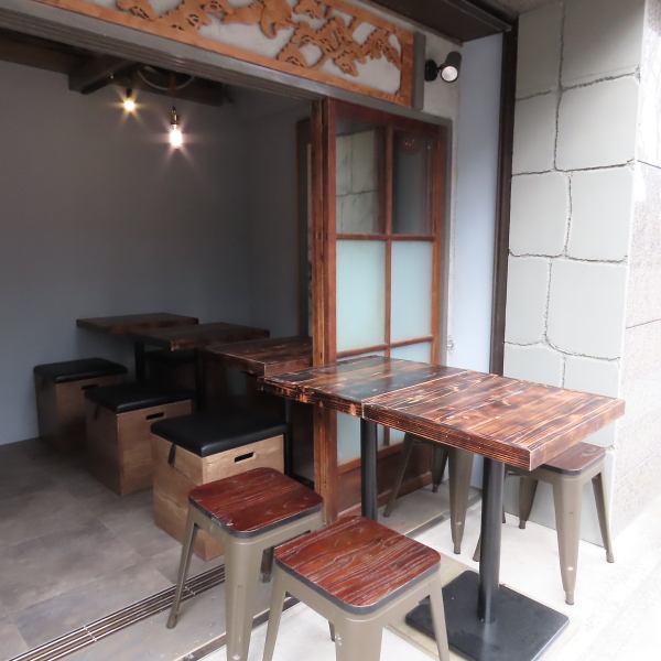 外席を設けた開放感ある外観は、季節の空気を感じながら一杯楽しめるのが魅力。ペットを繋ぐこともでき、散歩途中の立ち寄りにも便利です。初めてでも入りやすい雰囲気が漂います。