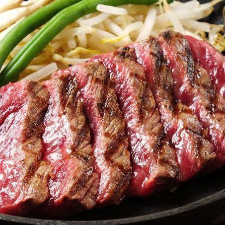 お好み焼き以外にも鉄板焼きメニューも充実！お酒との相性も◎