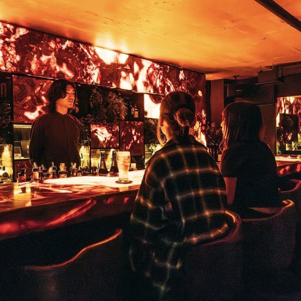 【カウンター席】スタッフと会話を愉しみながら自分の占いの番を待つのが楽しい♪結婚占い、恋人ができる時期？健康、お仕事も！気になる方と恋人になれるか？今の仕事を続けるべきか？転職した方が良いか？など色々楽しい★おひとり様でももちろんお気軽にどうぞ♪